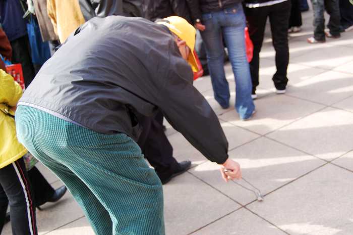捡垃圾.jpg