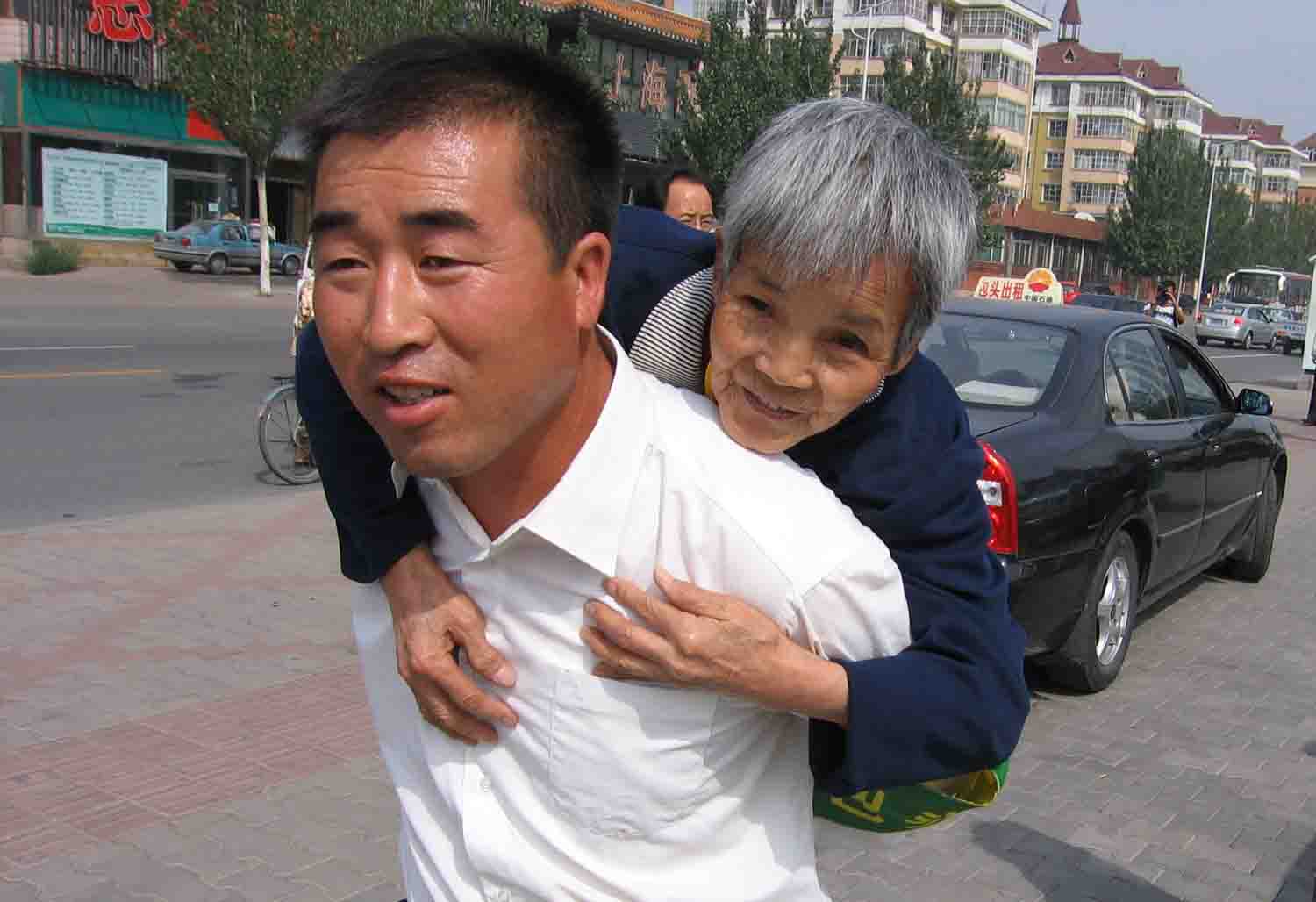 阳光车队关爱老人义工行