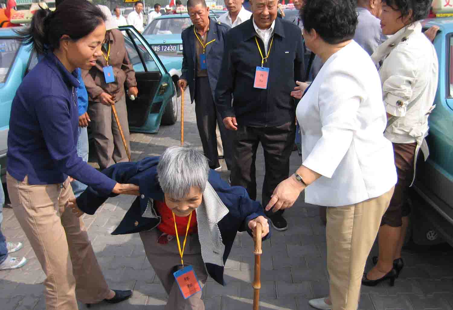 阳光车队关爱老人义工行