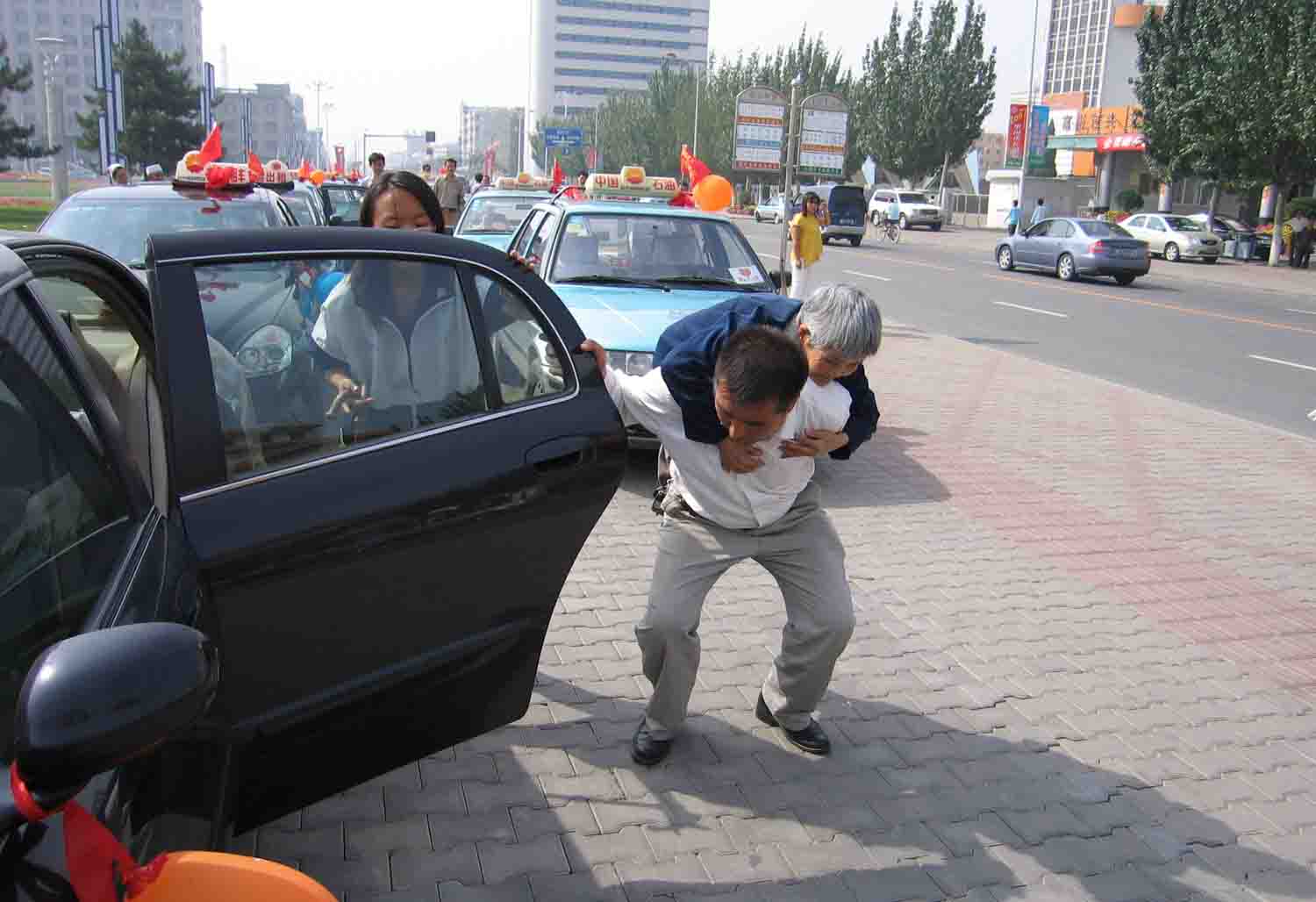 阳光车队关爱老人义工行